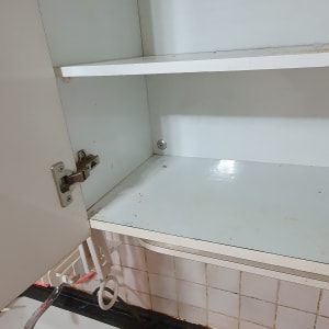 בקבוקי חומרי ניקוי ליד כיור במטבח