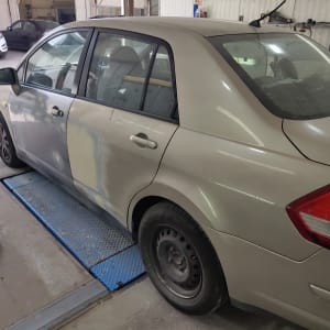 רכב בתהליך תיקון פחחות עם דלת משויפת