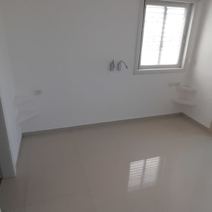 קיר לבן עם חלון ומזגן