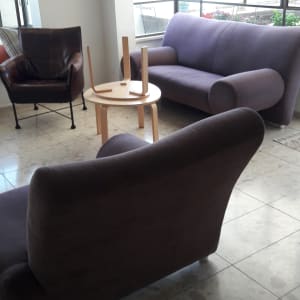 ספות סגולות בחדר מואר עם שולחן עץ קטן