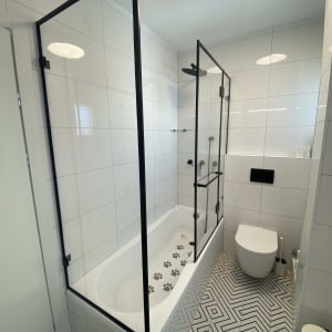 אמבטיה עם דלתות זכוכית ומקלחת חדשה