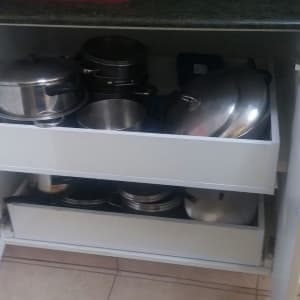 סירים ומחבתות במגירות מטבח פתוחות