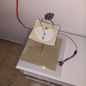 חוטי חשמל מחוברים לתקע על לוח עץ