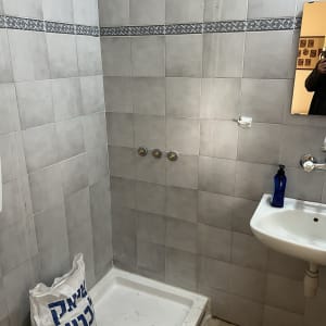 מקלחת עם ראש מקלחת, כיור וברזים