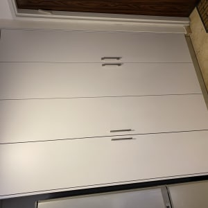 ארון עץ לבן עם ידיות מתכת