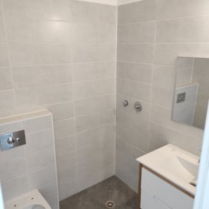 שירותים וכיור בחדר אמבטיה נקי