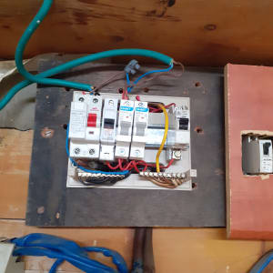 לוח חשמל עם חוטים צבעוניים ומפסקים