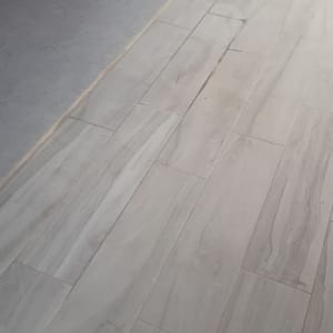 רצפת אריחים עם קו איטום בין האריחים