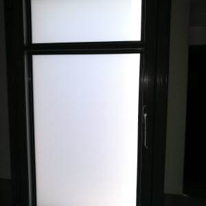 חלון אלומיניום עם זכוכית חלבית וידית