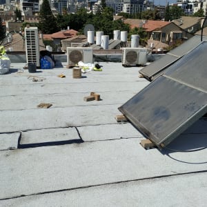 גג עם יריעות איטום, גליל חומר איטום וכלי עבודה