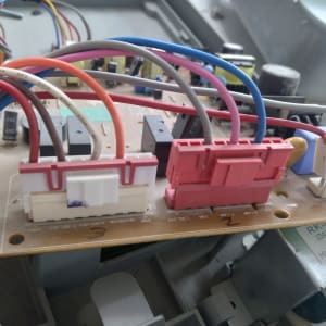 לוח מעגלים עם חוטים צבעוניים ומחברים