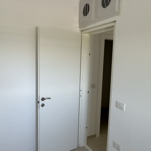 דלת לבנה פתוחה עם ידית מתכת