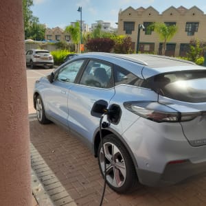 מכונית חשמלית נטענת עם כבל טעינה מחובר