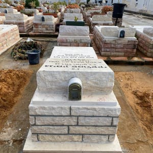 מצבות אבן עם כתובות בבית קברות