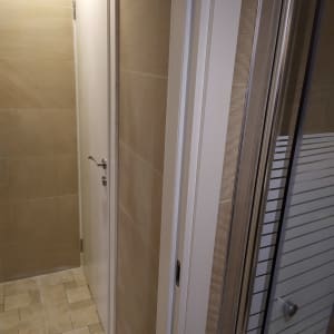 דלתות חדשות וחיפוי קיר בחדר אמבטיה
