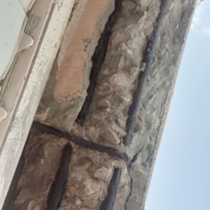 איטום סדקים בקיר בטון עם חומר איטום