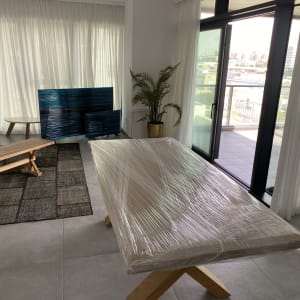 שולחן עטוף בניילון לקראת מעבר דירה