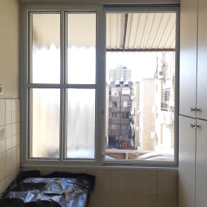 חלון אלומיניום עם זכוכית חלבית