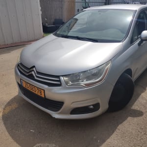 מכונית כסופה עם פגוש קדמי ופנסי חזית