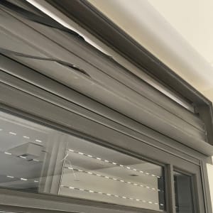 תריסים אפורים עם חלק עליון פתוח מעט