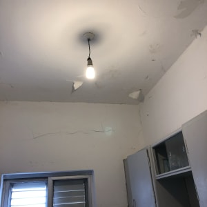 קירות ותקרה עם סדקים וקילופי צבע