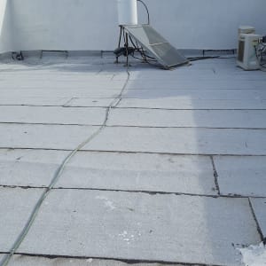 גג אטום עם יריעות ביטומניות וחיבורים אטומים