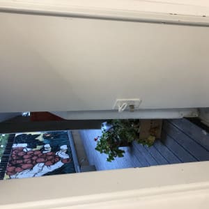 דלת לבנה עם מנעול ובריח מתכת