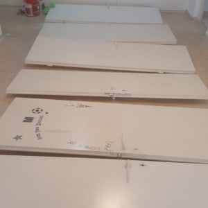 דלתות צבועות בלבן מונחות על הרצפה