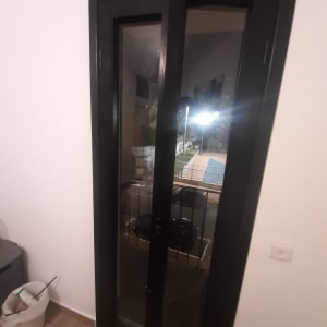 חלון אלומיניום שחור עם זכוכית שקופה