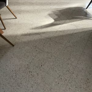 רצפה עם לכלוך קל וצללים, ללא כלי ניקוי נראים