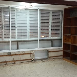 קיר גבס עם חלון תריסים לבן