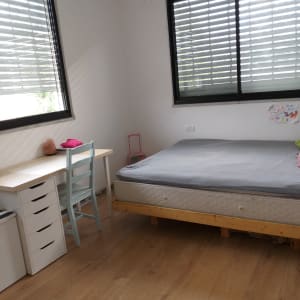 חדר שינה עם מיטה, שולחן כתיבה וכיסא