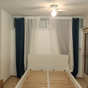 מיטה מורכבת עם מסגרת עץ ולוחות עץ