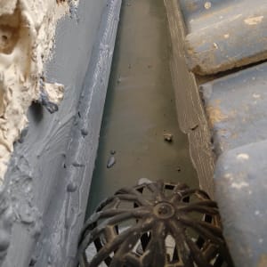 מרזב גג עם רשת מתכת למניעת סתימות