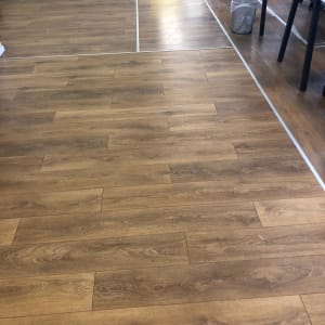 רצפת פרקט עץ חום עם שולחנות וכיסאות