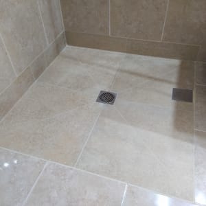 ריצוף חדש עם ניקוז במקלחת