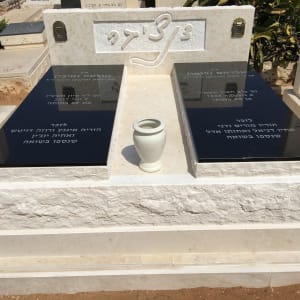 מצבות שיש עם כיתוב בעברית ואגרטל לבן