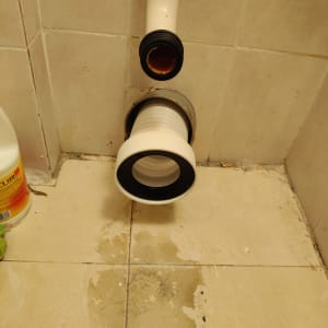 צינור ביוב עם חיבור גמיש על רצפה רטובה