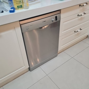 מדיח כלים במטבח עם משטח עבודה