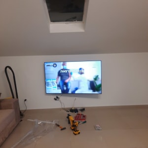 כלי עבודה על הרצפה, מקדחה, פטיש, ערכת כלים