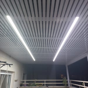 פרגולה מאלומיניום עם תאורת לד מותקנת בתקרה