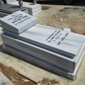 מצבות שיש עם כיתוב בעברית בבית קברות