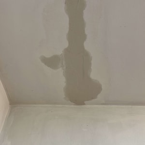 תיקון טיח על תקרה עם טלאי טיח חדש