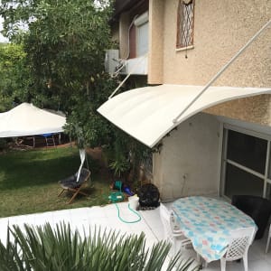 סוכך לבן מעל חלון בבית פרטי