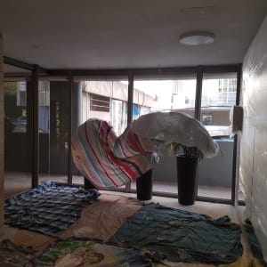 כיסויים ויריעות פלסטיק על הרצפה והקירות