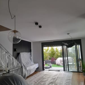 חדר עם כיסוי ניילון על רהיטים ורצפה