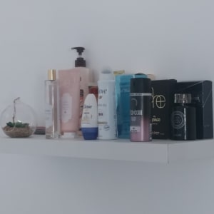 מדף לבן עם מוצרי טיפוח שונים