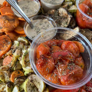 מגש ירקות קלויים עם רטבים בכוסות קטנות