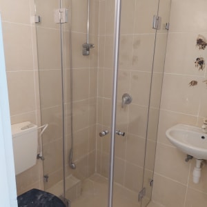 מקלחון זכוכית עם דלתות ומוט מקלחת