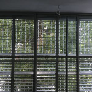 חלונות זכוכית עם תריסים פנימיים